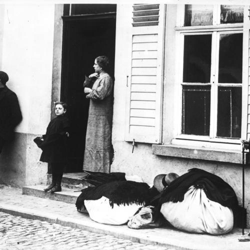 Réfugiés près d'Alost, ce qu'ils ne peuvent emporter est sur le trottoir, 1914
