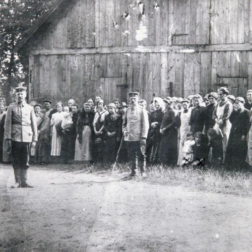 Foto’s van Henriëtte Peeters (2 ans) en Thérèse Delfosse 26 ans) in gevangenschap (otages, région de Tirlemont, 1914)