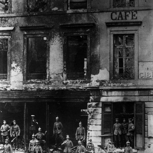 Soldats allemands devant une boutique brûlée, place de l'Université à Liège, 1914