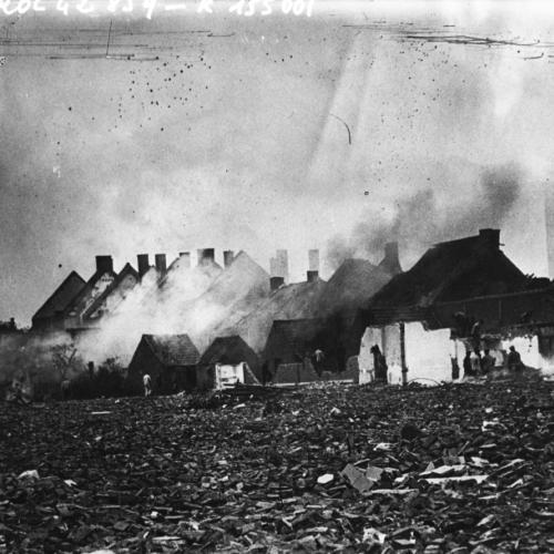 Maisons en flammes dans un faubourg d'Anvers, 1914