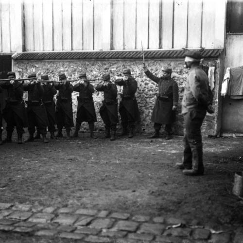 A Villers-Cotterêts, exécution d'un espion [debout, les yeux bandés devant le peloton], 1914